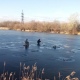 В Курске обнаружили мужчину с ребенком на тонком льду водоема