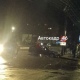 В Курске автомобиль едва не врезался в автобусную остановку