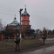 В приграничье Курской области под обстрелами благоустраивают территорию храма