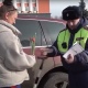 В Курске инспекторы ГАИ дарят цветы автомобилисткам