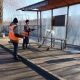 В Курске моют остановки и тротуары