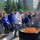 Шеф-повар Константин Ивлев в Курске готовит гуляш в 200-литровом казане