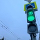 На трассе под Курском автомобиль снес столб и светофор