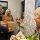 Хинштейн побывал на новоселье в квартире, разрушенной во время атаки БПЛА