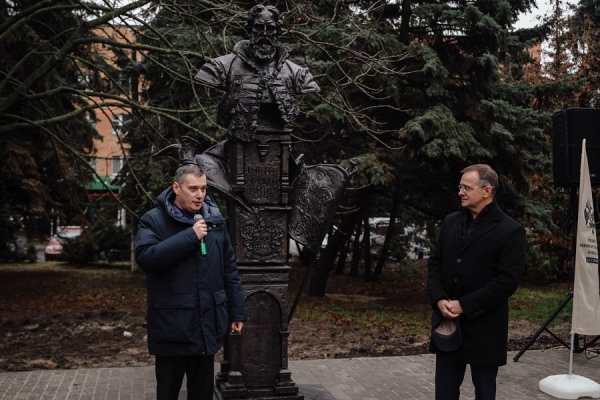 В новом сквере в центре Курска установили памятник Артамону Матвееву