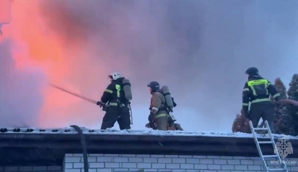 В Курске тушат горящий 2-этажный дом