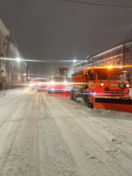 Мэр Курска просит автомобилистов быть аккуратнее: снег будет идти весь день