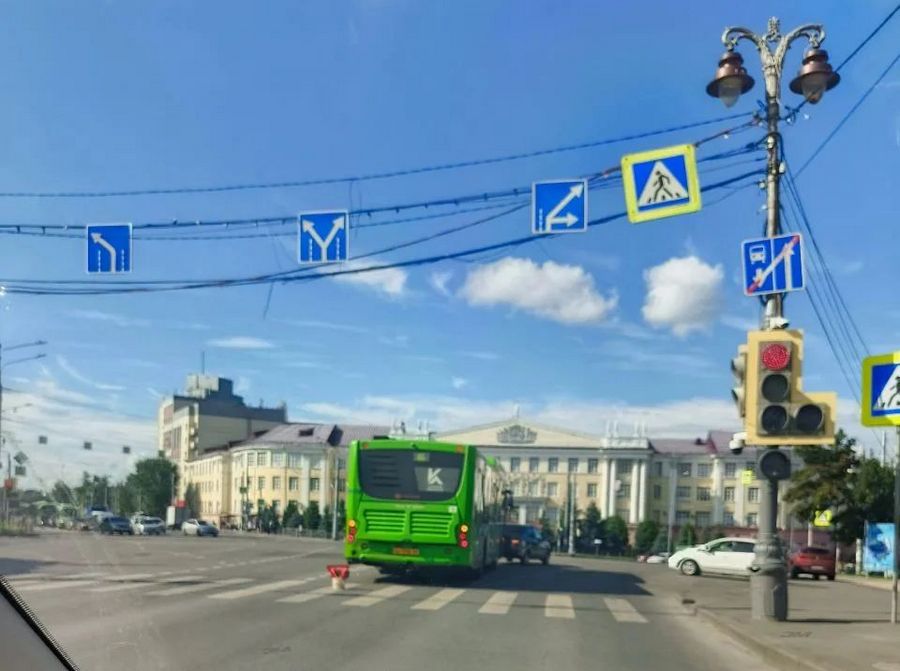 В центре Курска столкнулись автобус и легковушка на улице Ленина