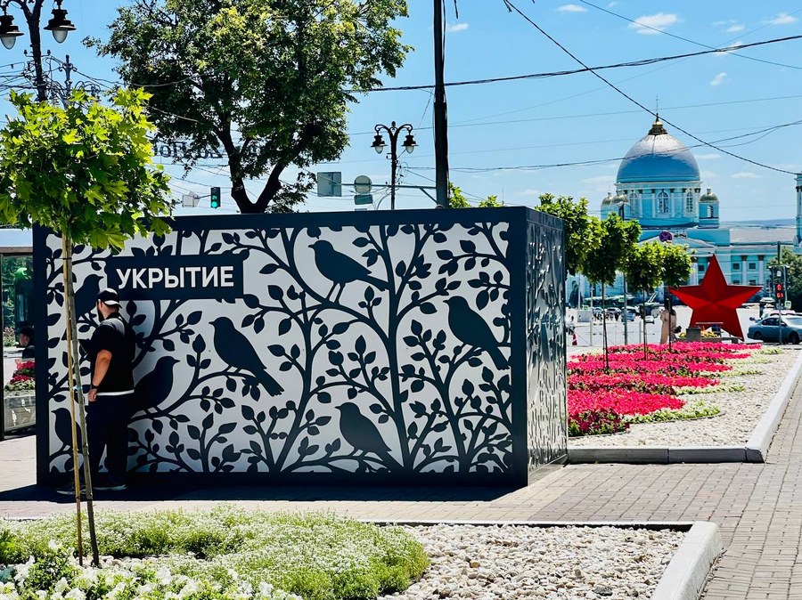В Курске на остановке «Гостиница Центральная» бетонное укрытие украсили резным панно с соловьями В Курске на остановке «Гостиница Центральная» бетонное укрытие украсили резным панно с соловьями
