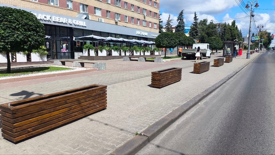 В центре Курска на улице Ленина устанавливают деревянные короба для живой изгороди