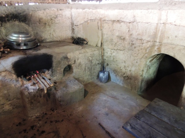 Подземная кухня рядом со входом в туннель в Ку-Чи