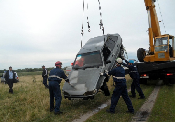 Автомобиль пришлось доставать из реки краном Автомобиль пришлось доставать из реки краном