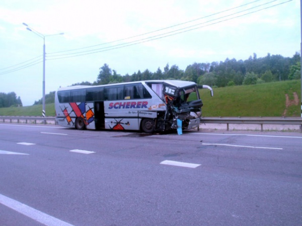 Автобус врезался в стоявшие на обочине микроавтобусы с курскими номерами