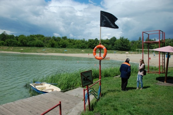 Над водоемом в Сеймском округе уже неделю развевается черный флаг