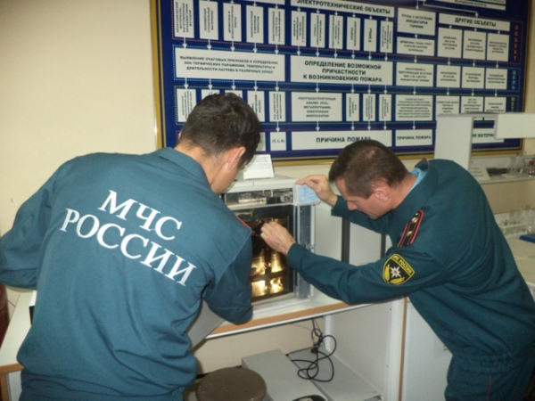 В безопасной свече пламя гаснет на определенной высоте В безопасной свече пламя гаснет на определенной высоте