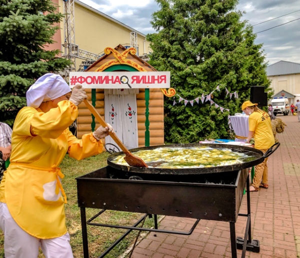 Соседи-белгородцы приготовили гигантскую яичницу из полутора тысяч яиц