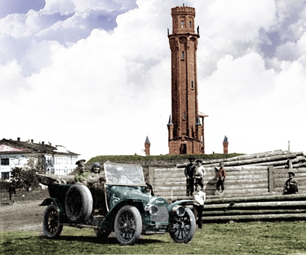Даже старинный автомобиль смотрится «мальчишкой» на фоне этой башни. Снимок со стороны улицы Радищева (Мясницкой) во время автопробега 1911 года