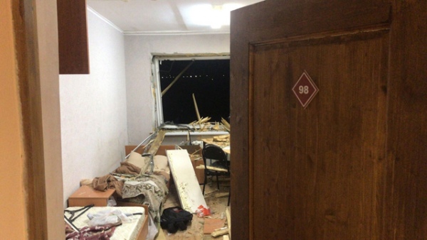 В комнате общежития автотехнического колледжа, где погиб третьекурсник, стихия выбила окно и разметала вещи
