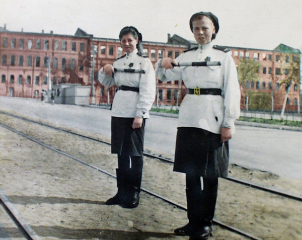 Фото регулировщицы у бранденбургских ворот знаменитое