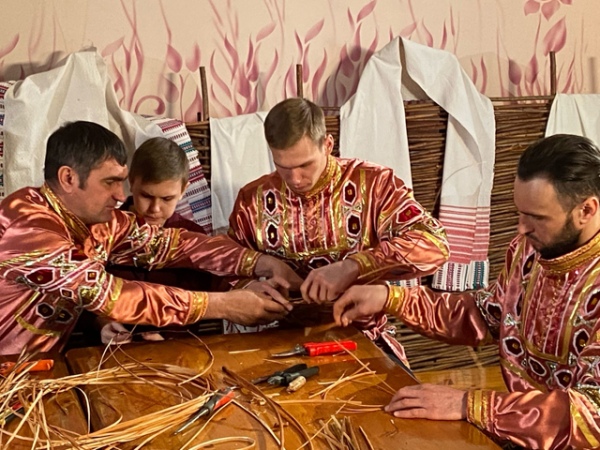 Михаил вместе с отцом и четырьмя братьями занимается плетением из лозы