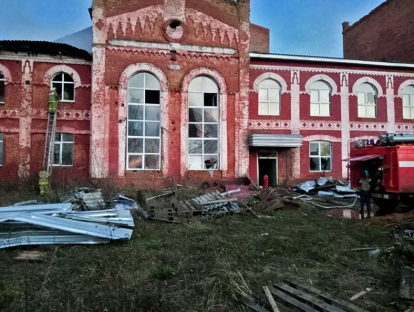 В Рыльском районе от попадания снарядов загорелось здание спиртзавода