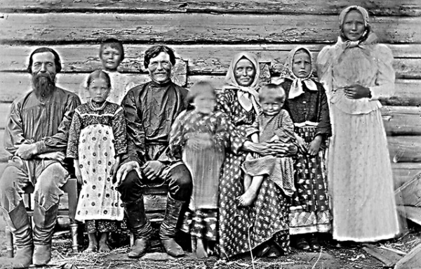 Семья крестьянина Ивана Пьяных (в центре), члена Государственной Думы