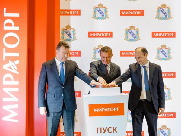 Президент компании «Мираторг» Виктор Линник, губернатор Курской области Роман Старовойт и представитель «Газпромбанка» Игорь Баландин запустили новое производство Президент компании «Мираторг» Виктор Линник, губернатор Курской области Роман Старовойт и представитель «Газпромбанка» Игорь Баландин запустили новое производство