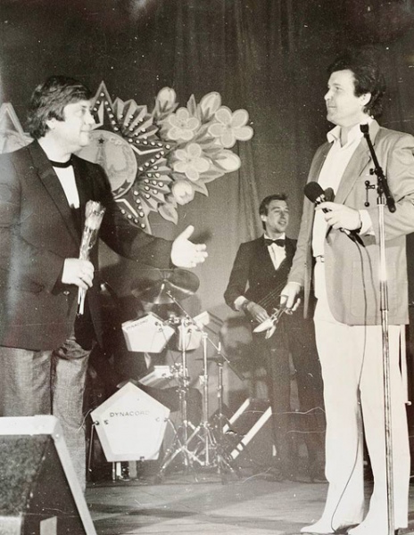 В конце 1980-х Лев Лещенко и Владимир Винокур дали бесплатный концерт в сельском клубе