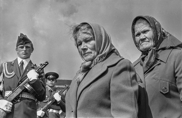 Два поколения: военное и мирное. Поселок Пристень. 1993 год. 50-летие Курской битвы Два поколения: военное и мирное. Поселок Пристень. 1993 год. 50-летие Курской битвы