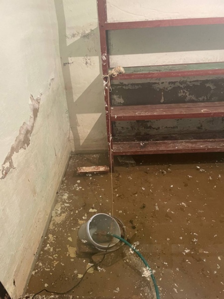 Зимой и весной уровень воды в подвалах домов поднимался до 1–1,5 метра Зимой и весной уровень воды в подвалах домов поднимался до 1–1,5 метра