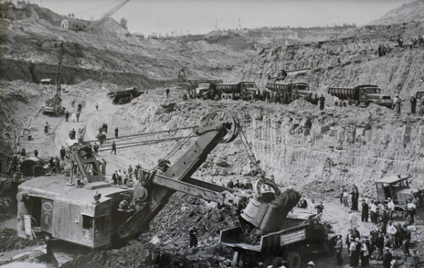 Добыча первого ковша курской железной руды. 20 июня 1960 г. Добыча первого ковша курской железной руды. 20 июня 1960 г.