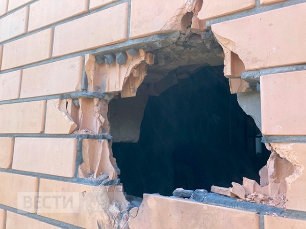 В поселке Юбилейном пригородного Курского района упавшие обломки беспилотника пробили стену частного жилого дома В поселке Юбилейном пригородного Курского района упавшие обломки беспилотника пробили стену частного жилого дома