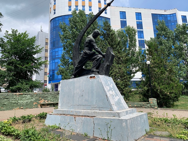 Постамент сильно обветшал и фактически разваливается Постамент сильно обветшал и фактически разваливается