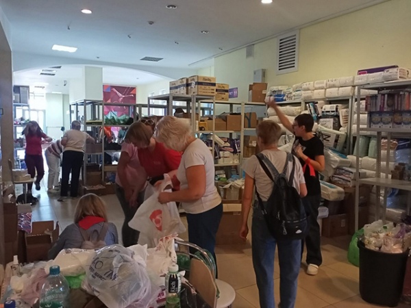 Площадка цирка объединила несколько благотворительных организаций: здесь принимают гуманитарную помощь, сортируют и выдают нуждающимся Площадка цирка объединила несколько благотворительных организаций: здесь принимают гуманитарную помощь, сортируют и выдают нуждающимся