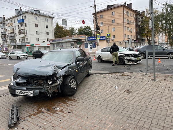 «Приора» неслась на красный прямо на пешеходов, а после столкновения вылетела на тротуар «Приора» неслась на красный прямо на пешеходов, а после столкновения вылетела на тротуар