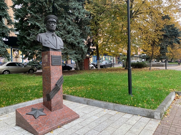 В Курске именем Булатова назван лицей №6, а на улице Ленина установлен его бюст В Курске именем Булатова назван лицей №6, а на улице Ленина установлен его бюст