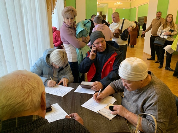 Сразу после встречи беженцы написали заявления на сертификаты Сразу после встречи беженцы написали заявления на сертификаты