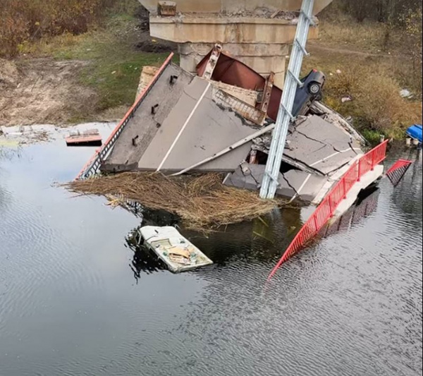 После взрыва моста людей пришлось вывозить на лодках После взрыва моста людей пришлось вывозить на лодках