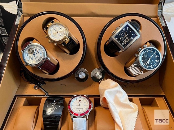 При обыске у Лукина нашли коллекцию люксовых часов: Rado, Vacheron, IWC, Constantin, Breguet... При обыске у Лукина нашли коллекцию люксовых часов: Rado, Vacheron, IWC, Constantin, Breguet...