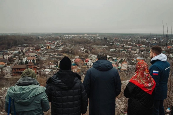 Хинштейн: «К краю смотровой площадки детинца, откуда открывается захватывающий вид на город, просто страшно подходить: кирпичи, того и гляди, посыпятся вниз» Хинштейн: «К краю смотровой площадки детинца, откуда открывается захватывающий вид на город, просто страшно подходить: кирпичи, того и гляди, посыпятся вниз»