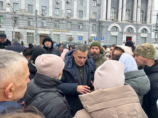 Общение врио губернатора и вышедших на Красную площадь переселенцев заняло около двух часов Общение врио губернатора и вышедших на Красную площадь переселенцев заняло около двух часов
