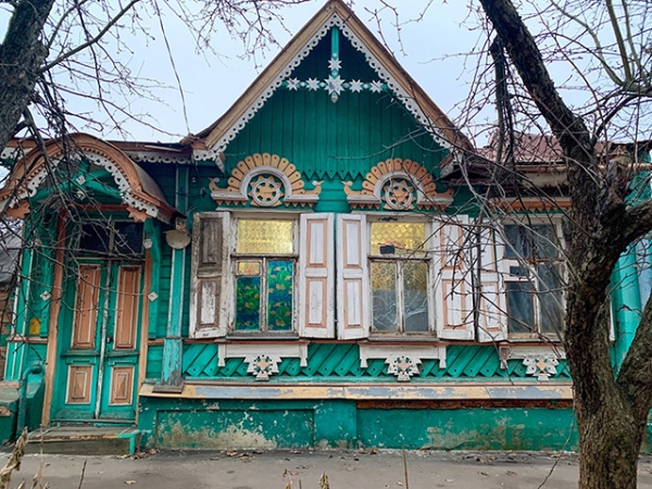Дом на улице Ломоносова напоминает шкатулку. 79-летняя хозяйка Валентина Васильевна рассказала, что построен он был еще бабушкой ее покойного мужа Дом на улице Ломоносова напоминает шкатулку. 79-летняя хозяйка Валентина Васильевна рассказала, что построен он был еще бабушкой ее покойного мужа