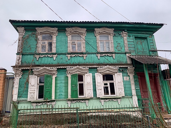 Говорят, дому на улице ВЧК уже 115 лет! Он объект культурного наследия. Хозяин был краснодеревщиком и сам создал эту красоту Говорят, дому на улице ВЧК уже 115 лет! Он объект культурного наследия. Хозяин был краснодеревщиком и сам создал эту красоту