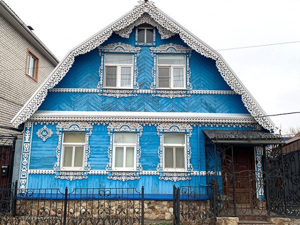 Деревянное кружево на улице Гунатовской. Украшения выглядят совсем не по-курски Деревянное кружево на улице Гунатовской. Украшения выглядят совсем не по-курски