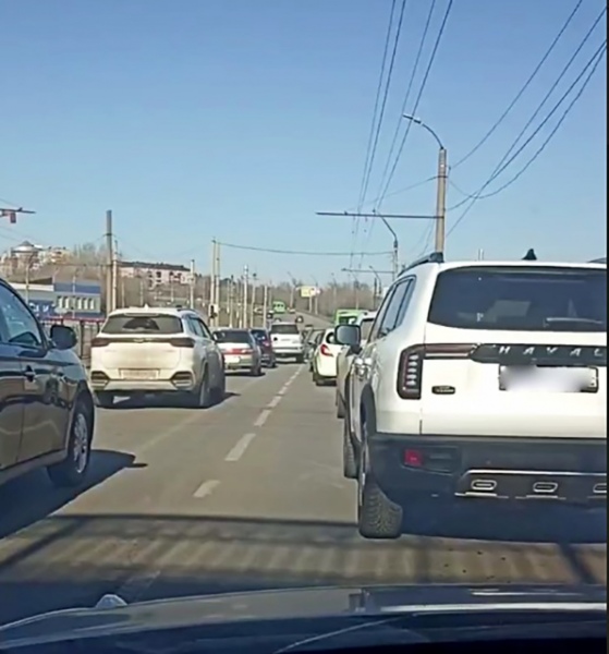 Водители жалуются, что теперь для разворота приходится ехать до Сумского моста или до площади Дзержинского Водители жалуются, что теперь для разворота приходится ехать до Сумского моста или до площади Дзержинского