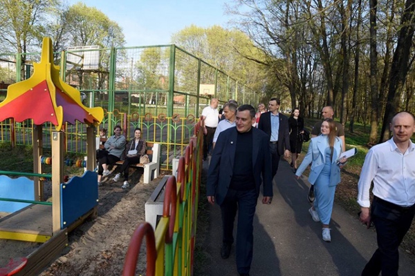«В Знаменскую рощу приходит много людей, но место здесь не окультурено», – завил Хинштейн «В Знаменскую рощу приходит много людей, но место здесь не окультурено», – завил Хинштейн