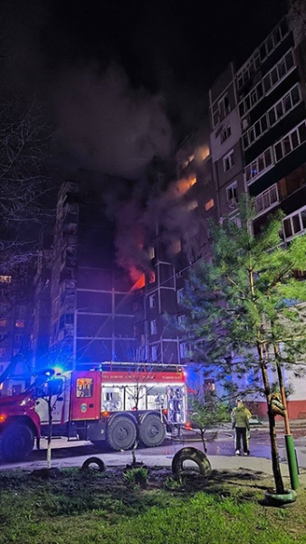 В доме на улице Орловской огонь охватил пять этажей В доме на улице Орловской огонь охватил пять этажей
