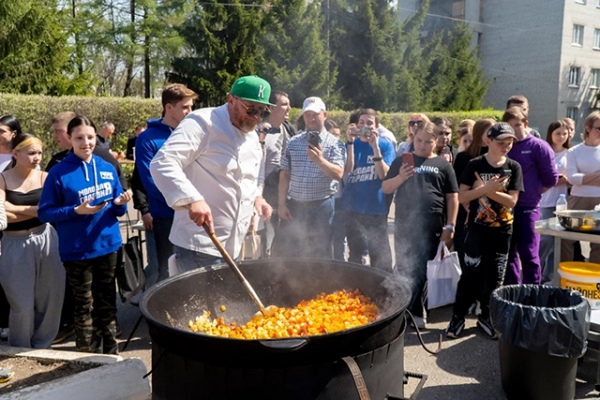 В процессе приготовления блюда Ивлев общался с курянами В процессе приготовления блюда Ивлев общался с курянами