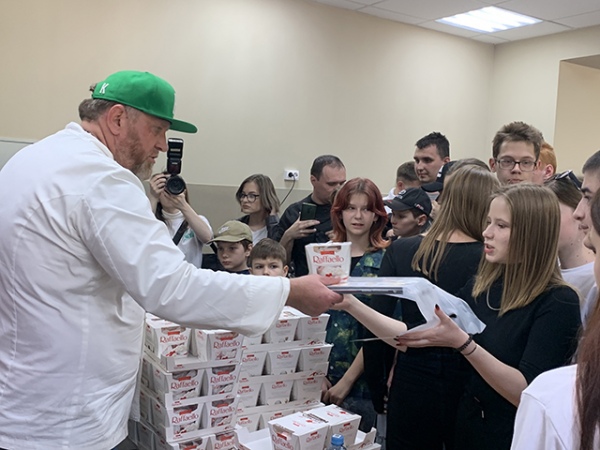 Звездный гость разыграл среди курян свои книги. Одна из них досталась Анастасии Митрошенко, которая в прошлом году участвовала в реалити-шоу «Битва шефов» с Константином Ивлевым и Ренатом Агзамовым на телеканале «Пятница!» Звездный гость разыграл среди курян свои книги. Одна из них досталась Анастасии Митрошенко, которая в прошлом году участвовала в реалити-шоу «Битва шефов» с Константином Ивлевым и Ренатом Агзамовым на телеканале «Пятница!»