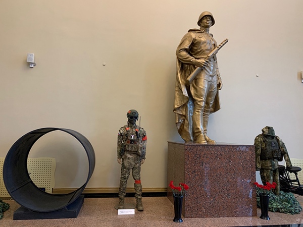 Скульптуру Сталина после его смерти заменили на воина. Она здесь стоит до сих пор Скульптуру Сталина после его смерти заменили на воина. Она здесь стоит до сих пор